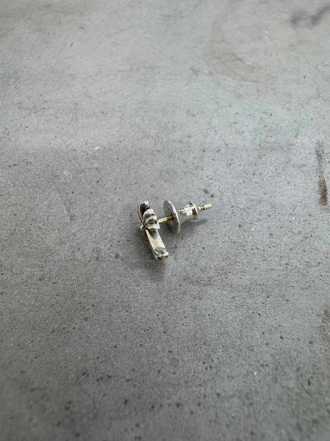 CHROME HEARTS CROSS STUD EARRING