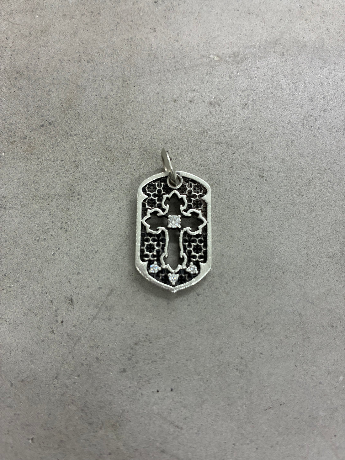 DEAL DESIGN CROSS DOG TAG W/ DIAMONDS