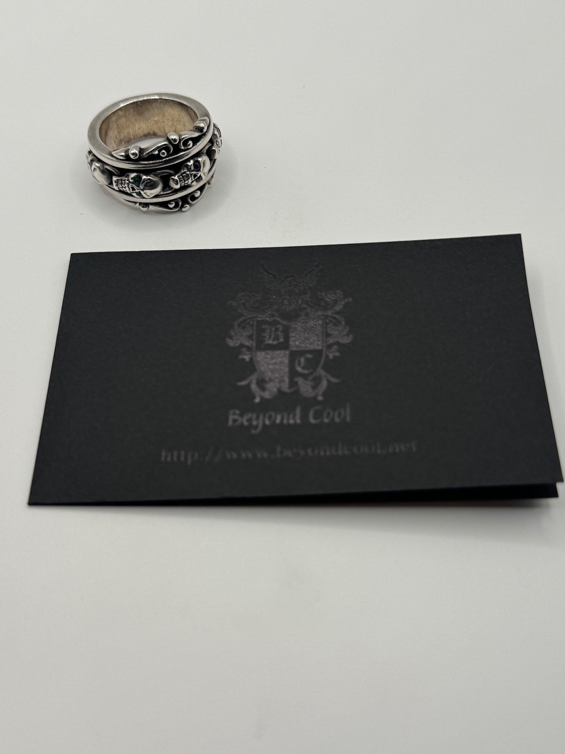 LEATHERS & TREASURES 2011 SPINNER SCROLL SKULL RING