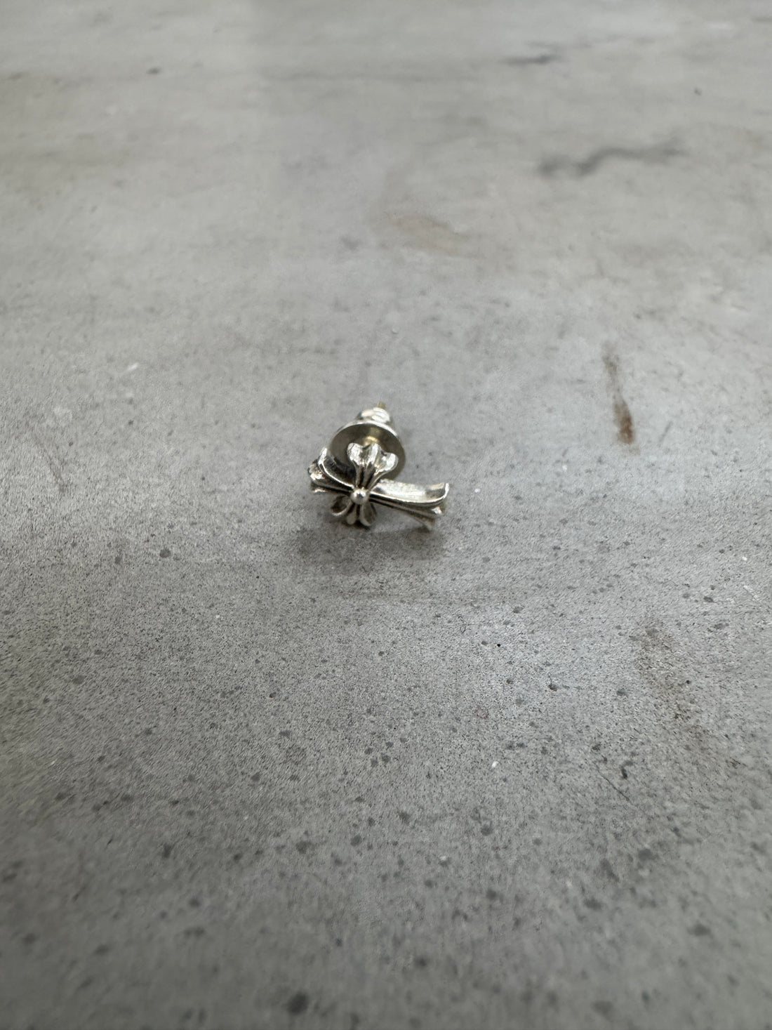 CHROME HEARTS CROSS STUD EARRING
