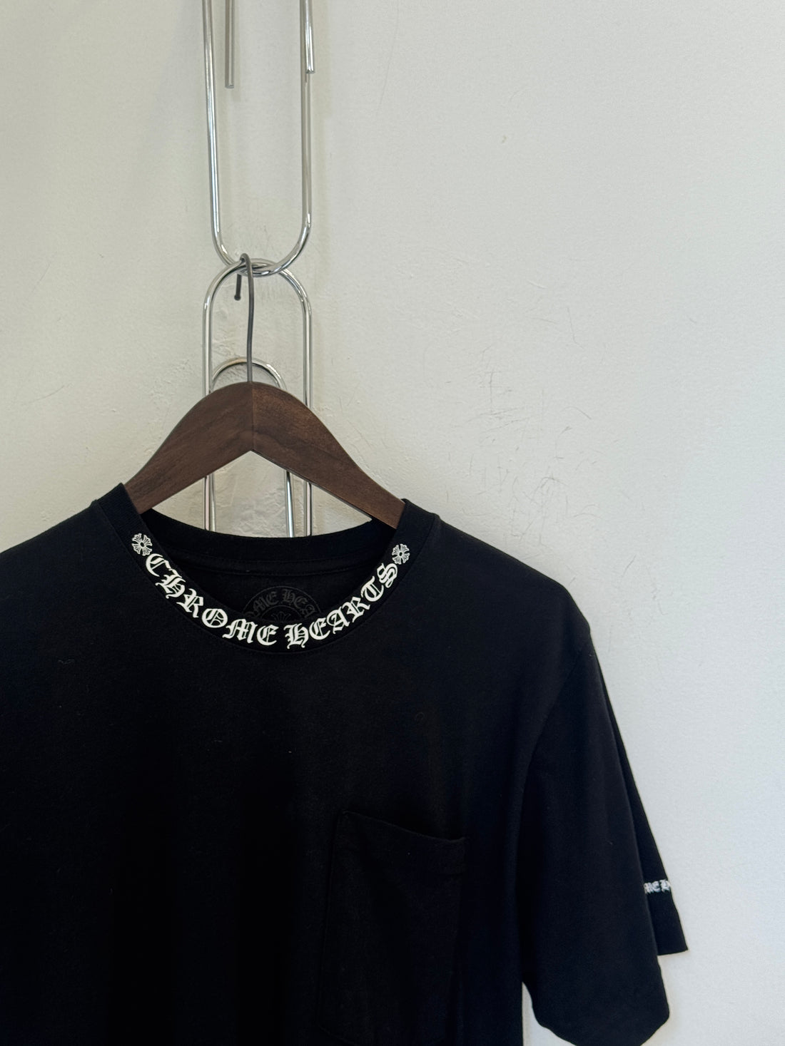 CHROME HEARTS NECK LOGO POCKET TEE