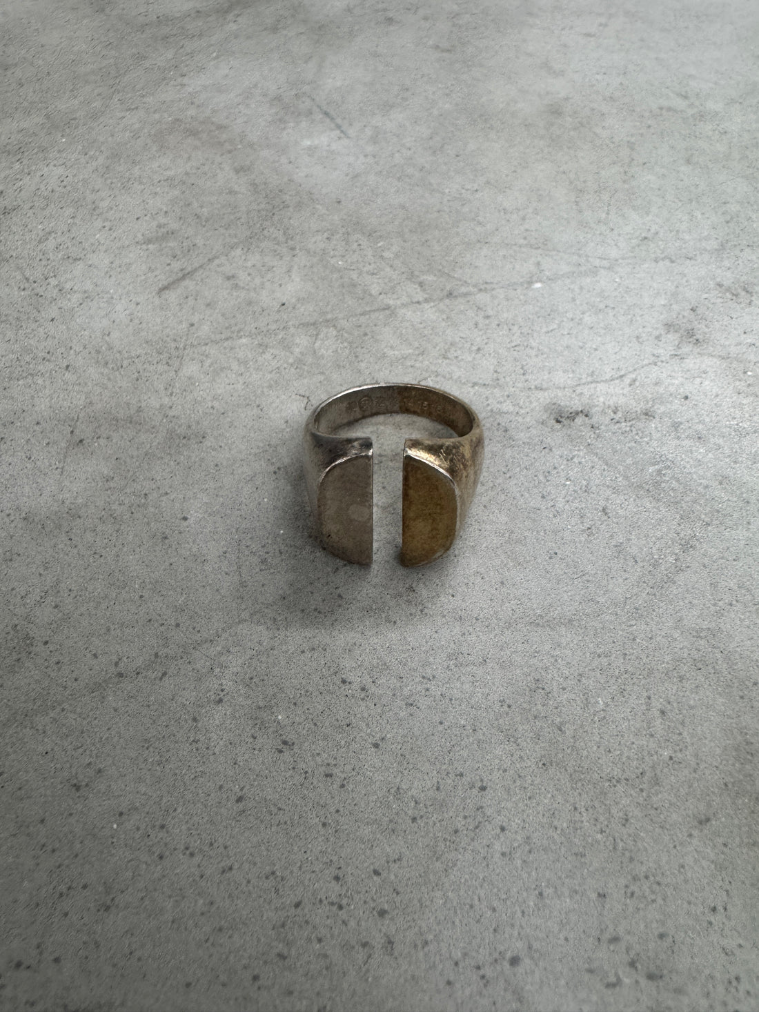 MARGIELA SIGNET SPLIT RING