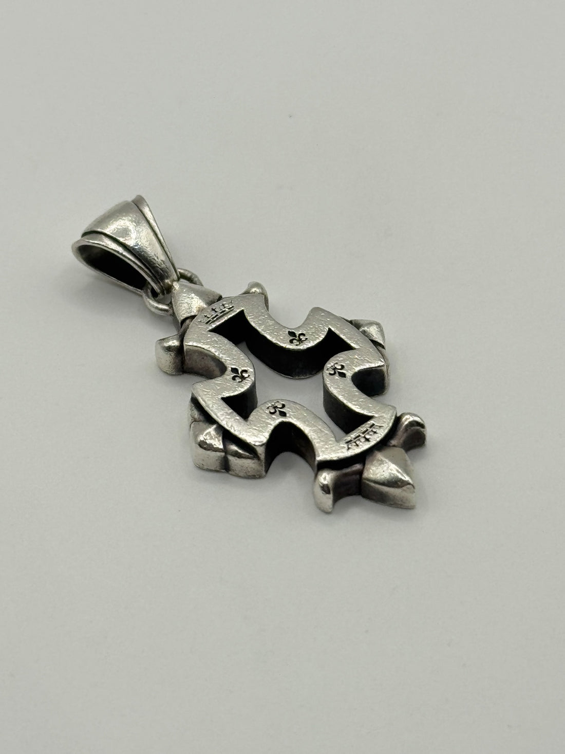 ARK SECRET BASE LILY CROSS PENDANT
