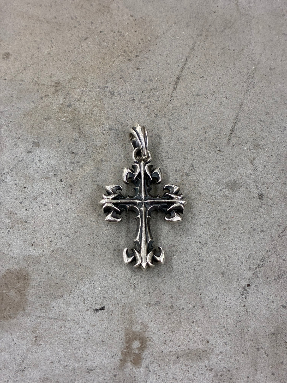 DEAL DESIGN CROSS PENDANT
