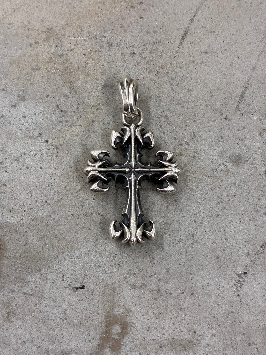 DEAL DESIGN CROSS PENDANT