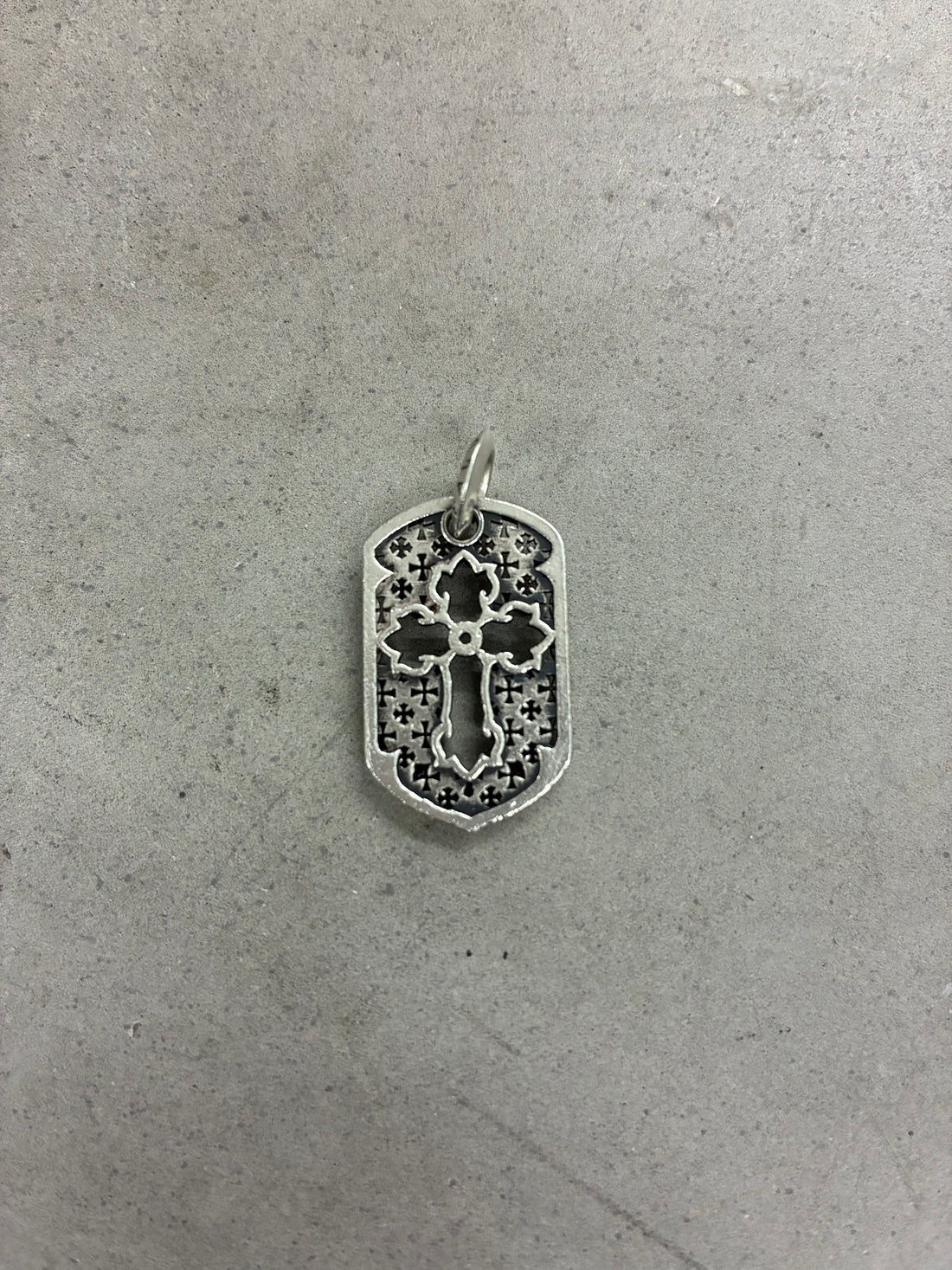 DEAL DESIGN CROSS DOG TAG W/ DIAMONDS
