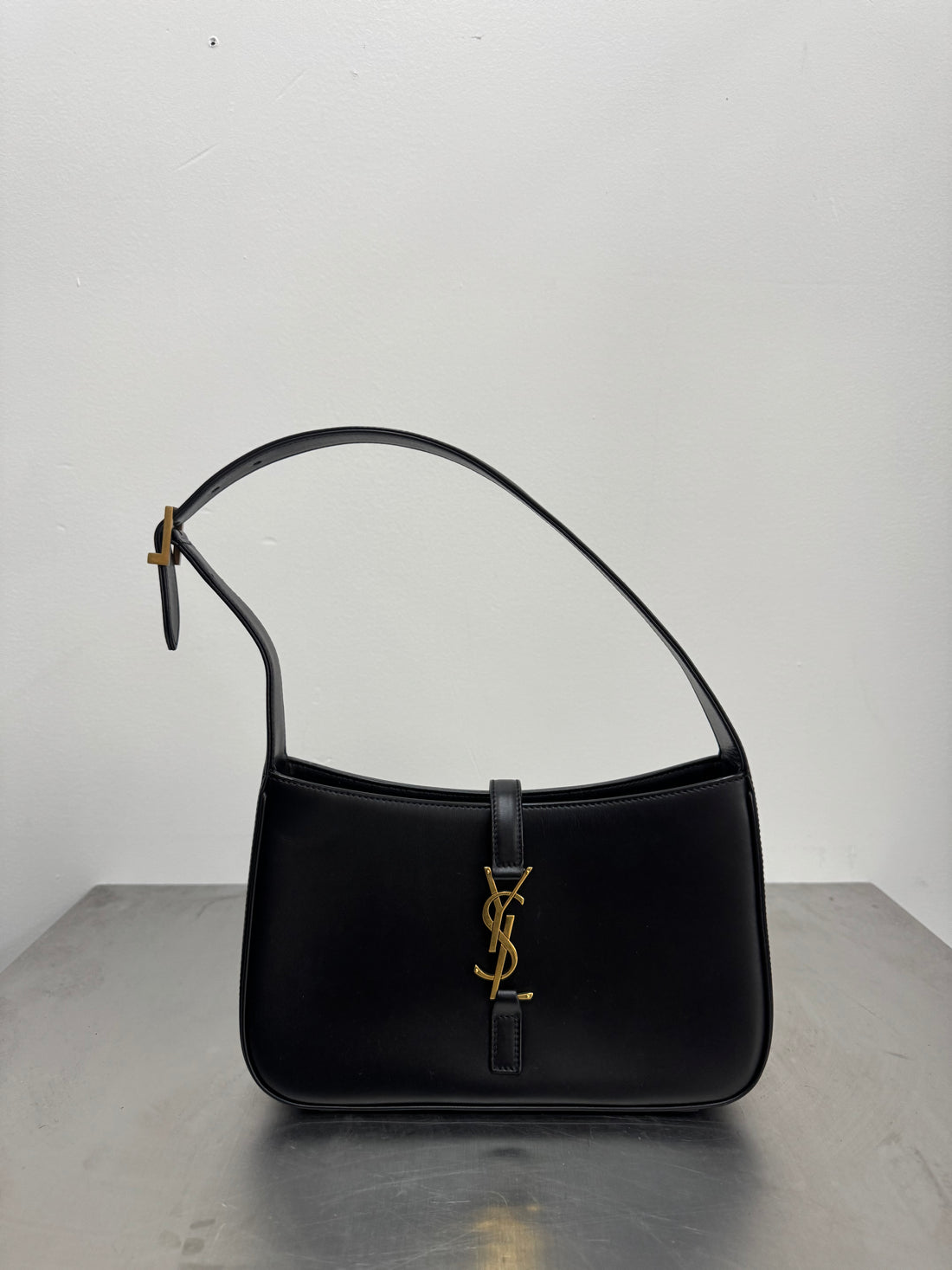 SAINT LAURENT LE 5 À 7 IN SMOOTH LEATHER