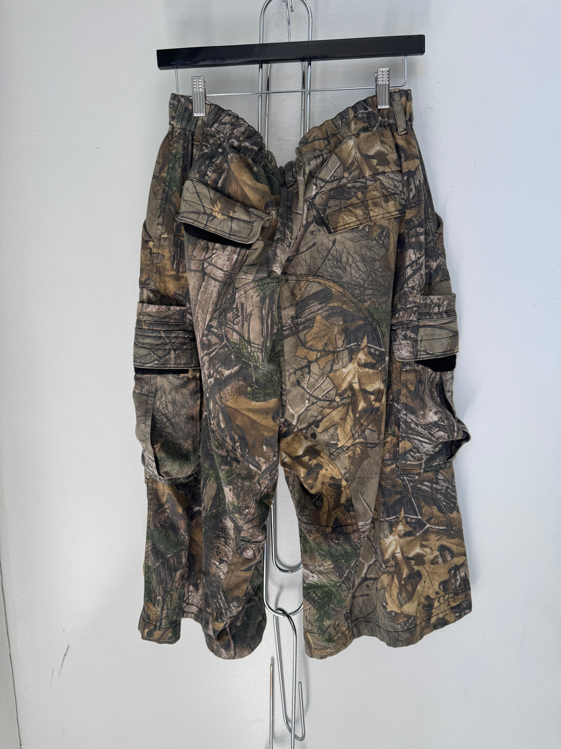 SIDE SERVICE CAMO LONG SHORTS