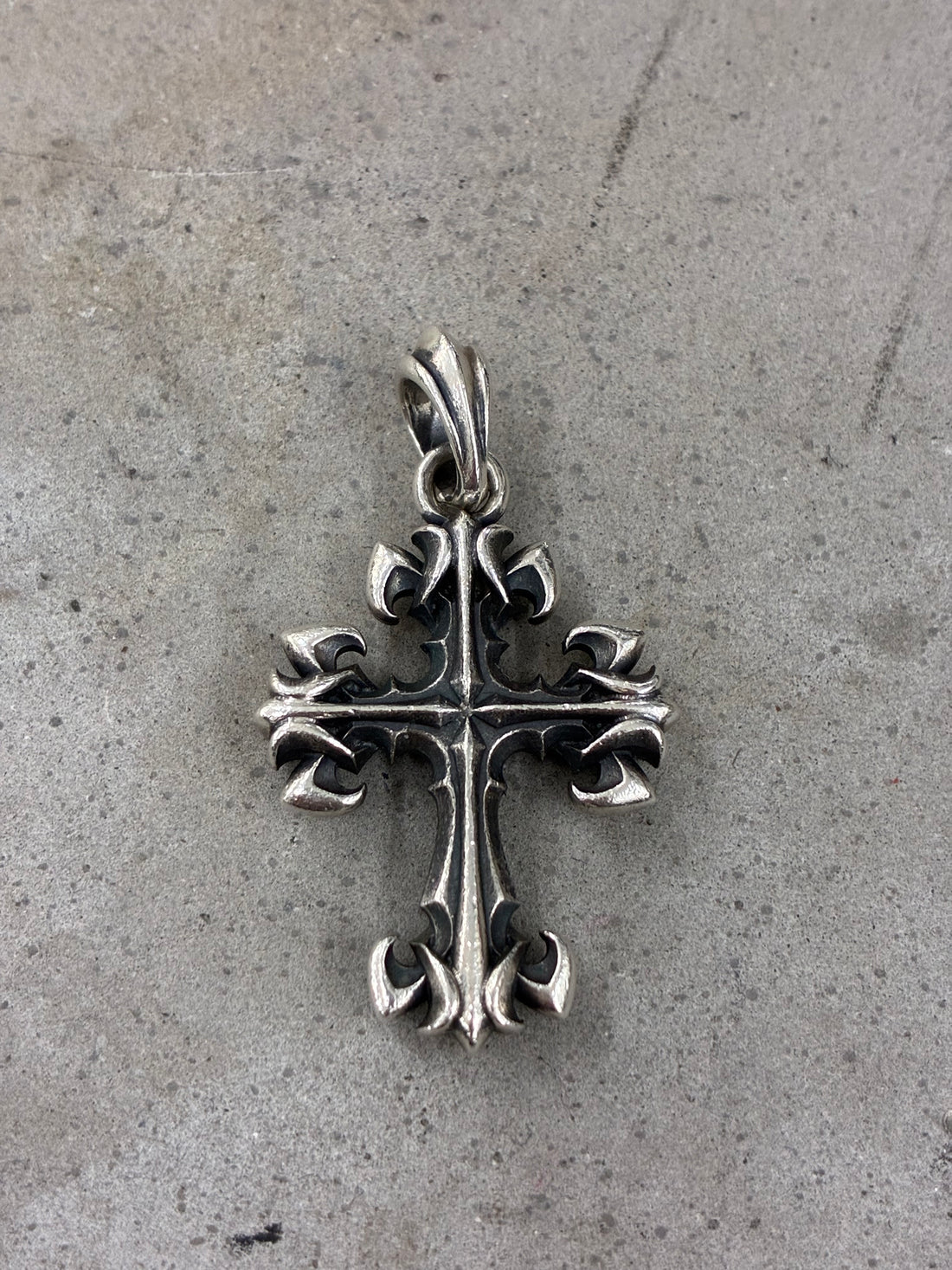 DEAL DESIGN CROSS PENDANT