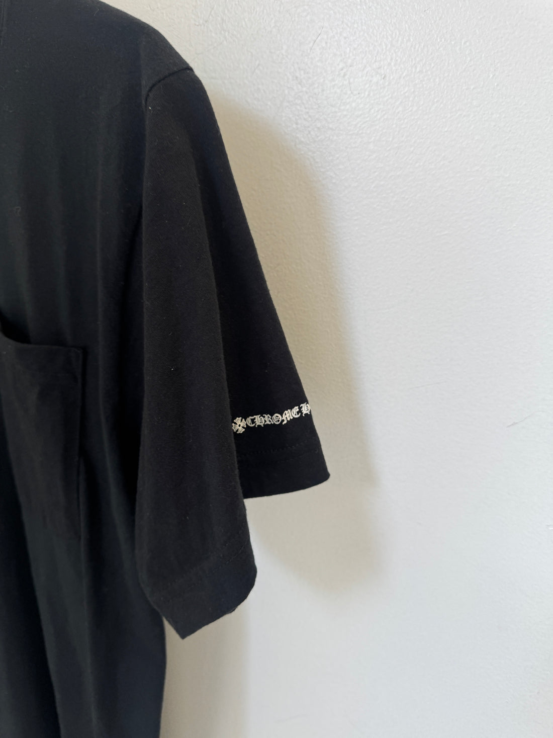 CHROME HEARTS NECK LOGO POCKET TEE
