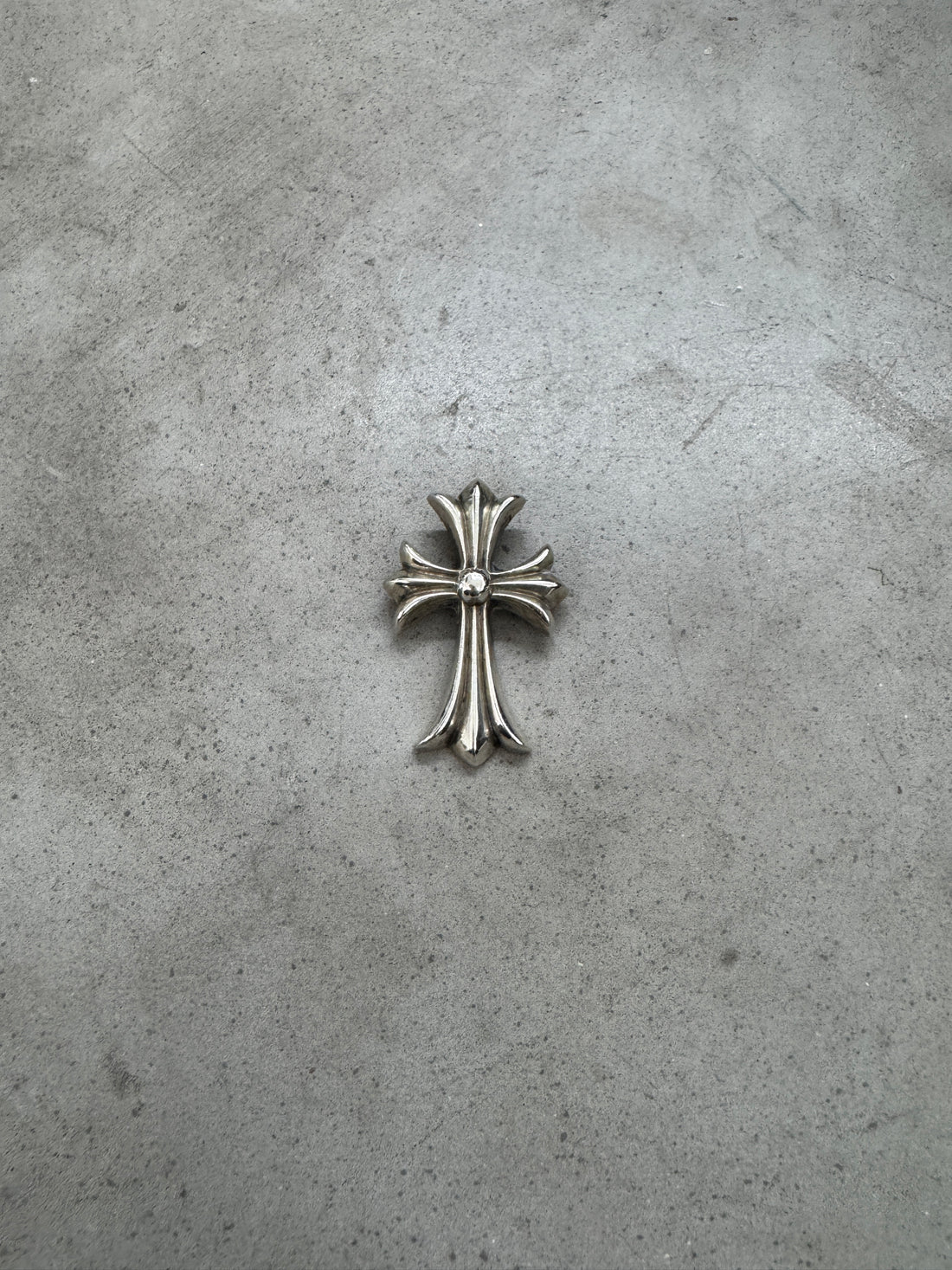 CHROME HEARTS SMALL CROSS PENDANT