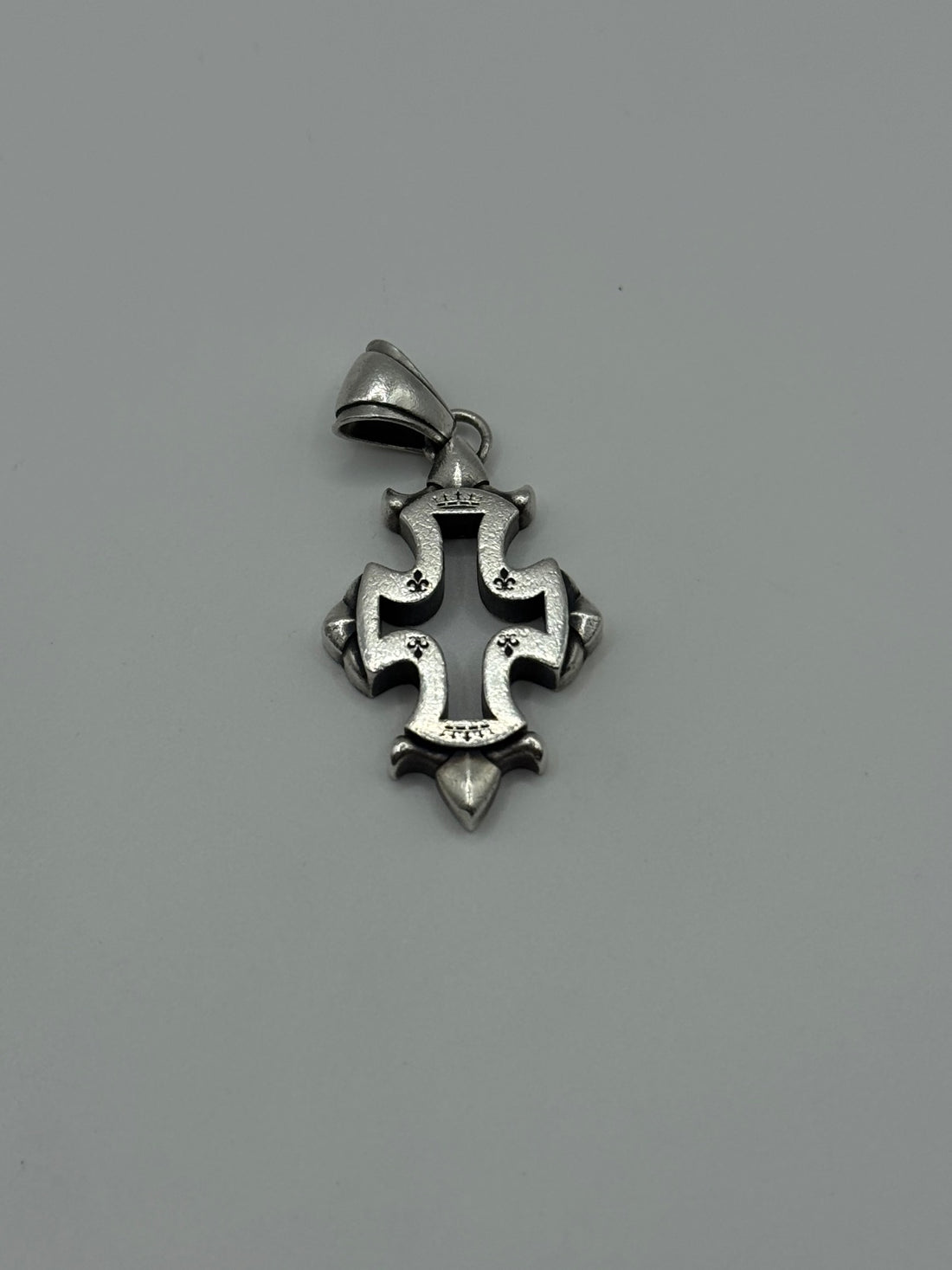 ARK SECRET BASE LILY CROSS PENDANT