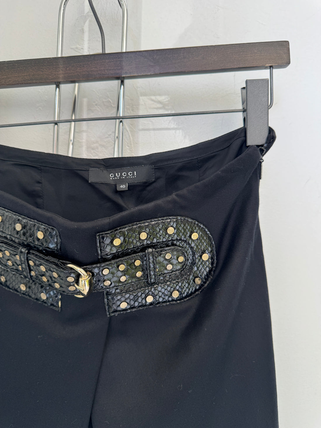 2006 GUCCI BLACK WOOL FRONT BUCKLE MIDI SKIRT