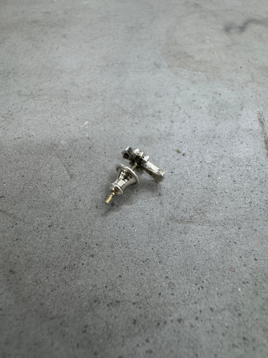 CHROME HEARTS CROSS STUD EARRING