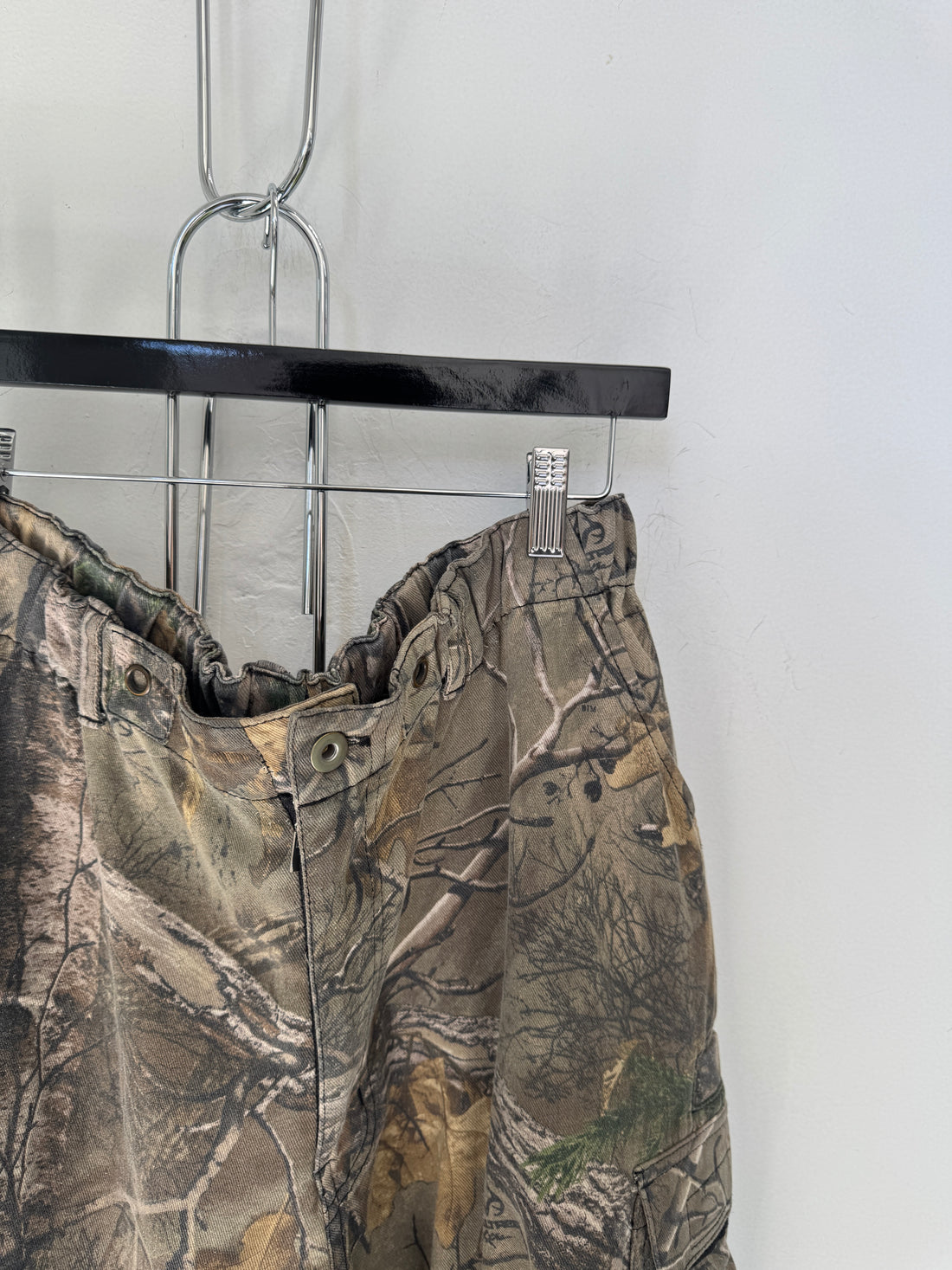 SIDE SERVICE CAMO LONG SHORTS
