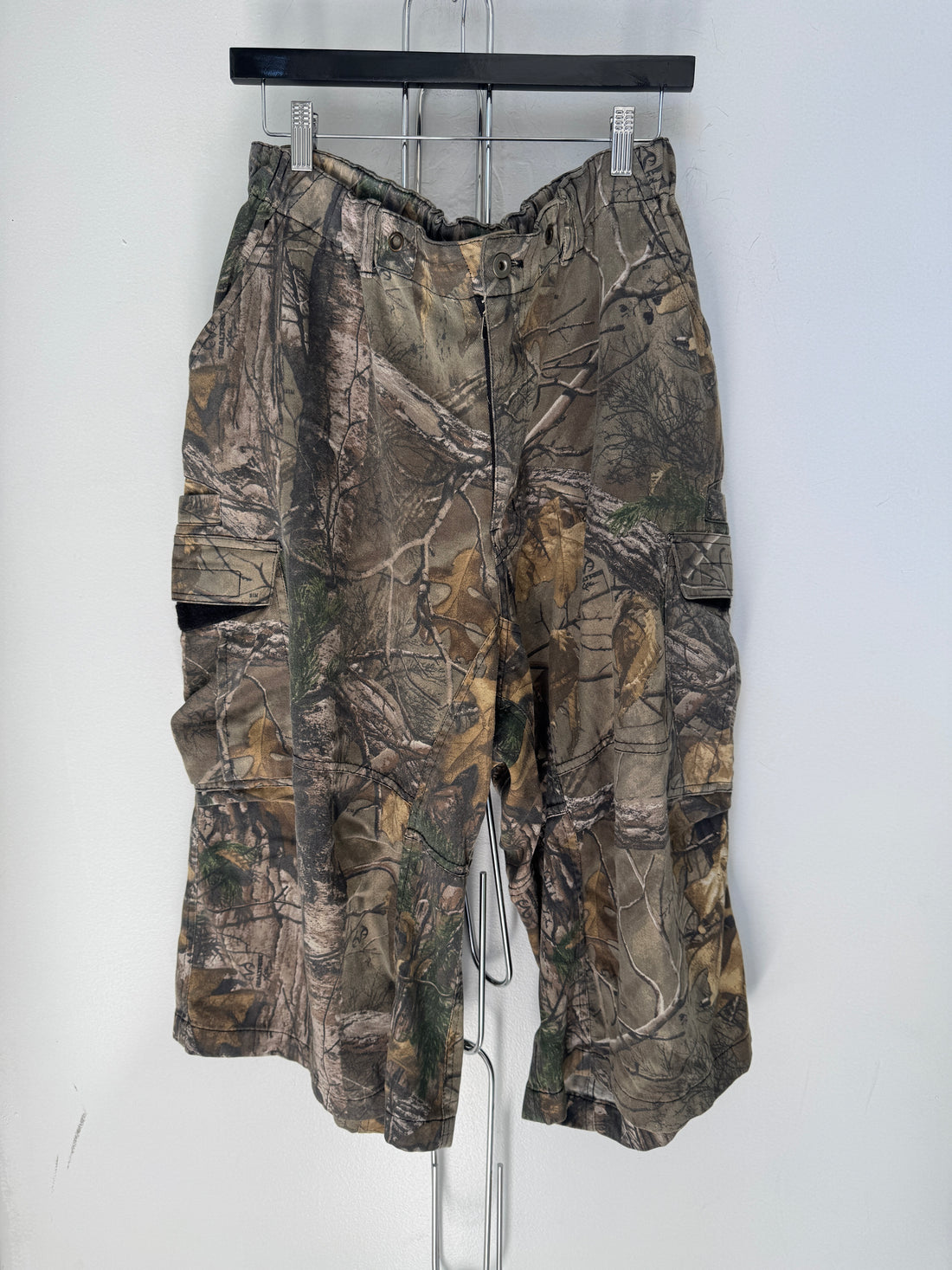 SIDE SERVICE CAMO LONG SHORTS